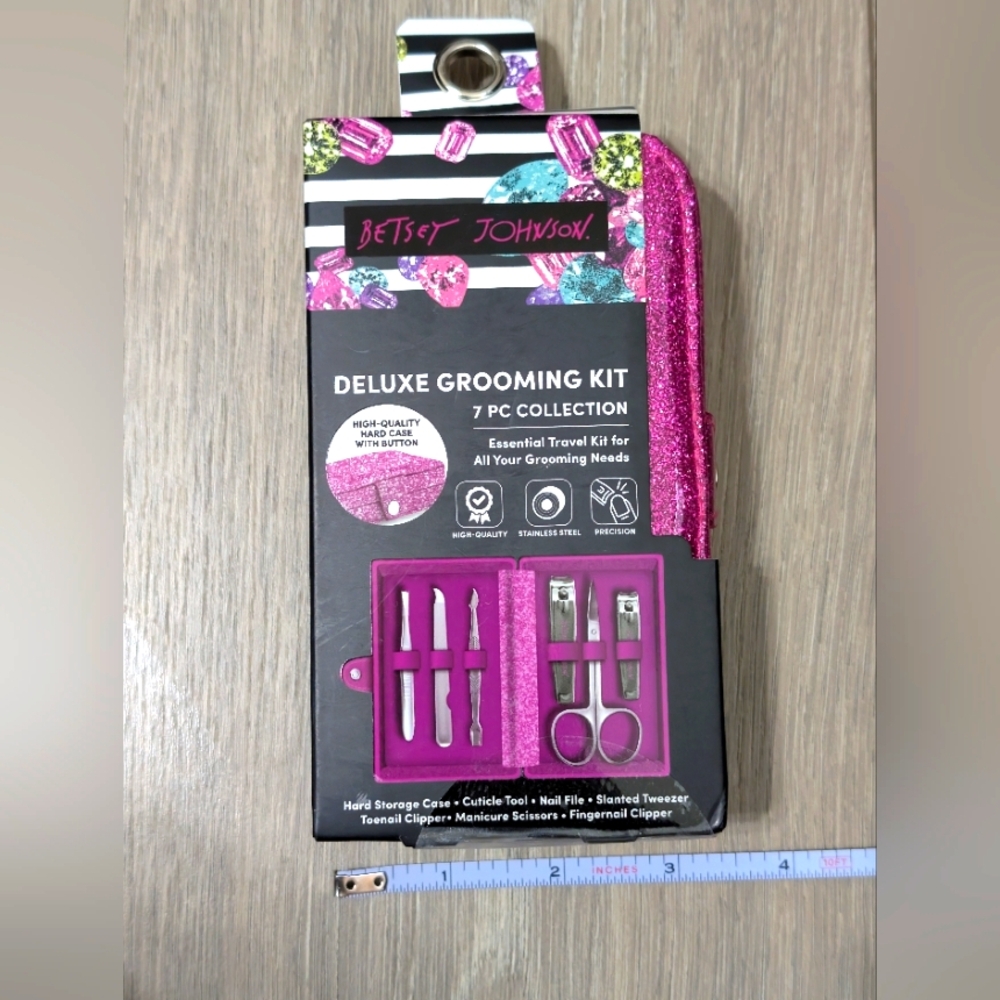 NWT•Betsey Johnson 7 Piece Collection Deluxe Grooming Kit W/Hard Case W/Button💅 - Picture 8 of 8